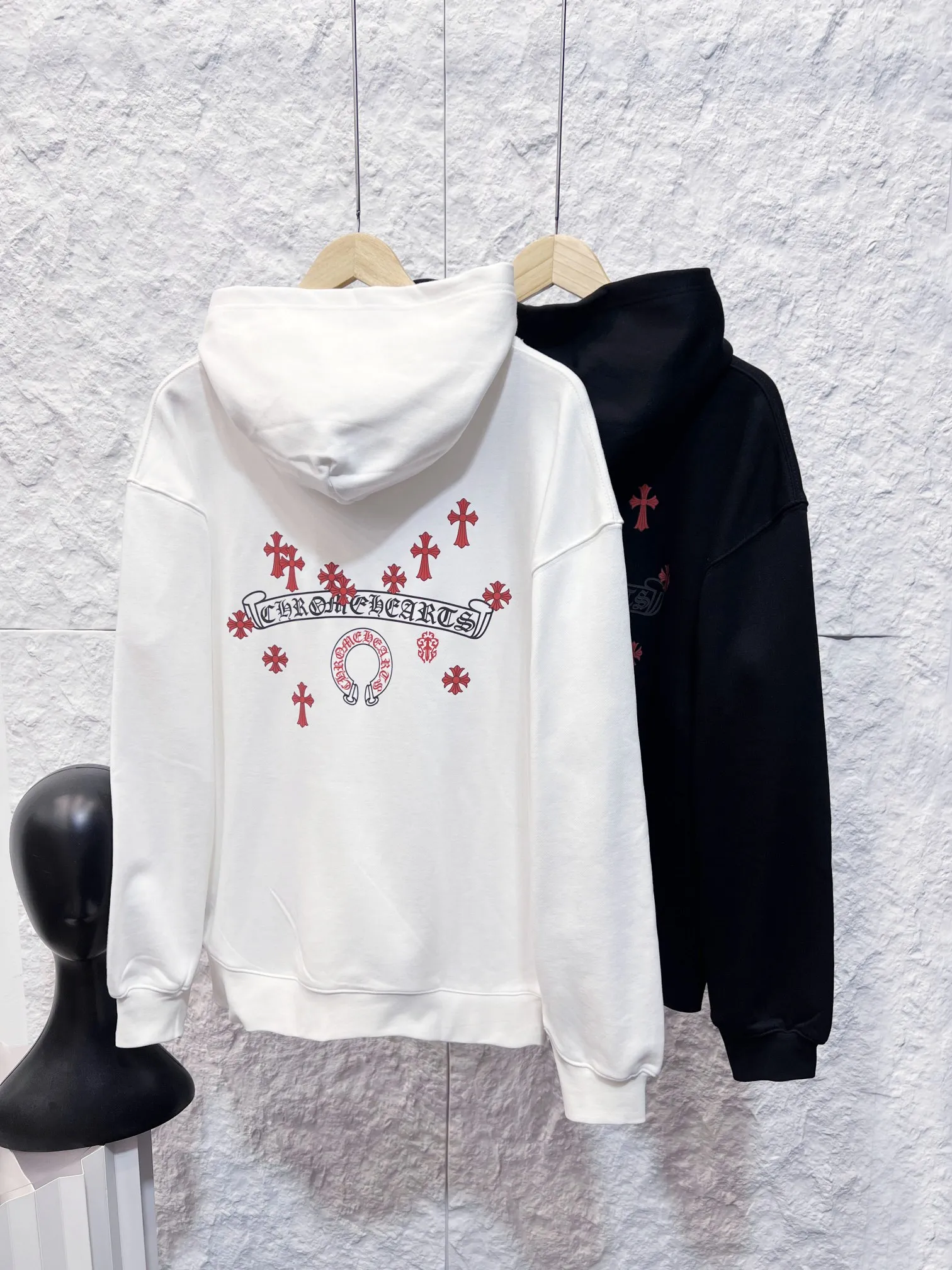（ In Stock， ） Cemetery Cross（ ） ， ， Classic Horseshoe + Chrome Hearts ， Red Cemetery Cross Horseshoe Embroidered Hoodie（Red ）。 ：Black White Sizes：S-3XL
